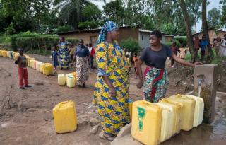 Lange wachtrijen aan de publieke watertappunten in Bunia, de hoofdstrad van Ituri © Nick Hannes